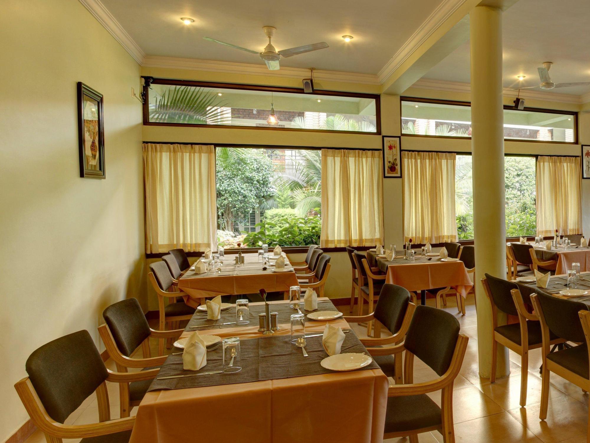 Hotel Le Ruchi The Prince Mysore Exteriör bild