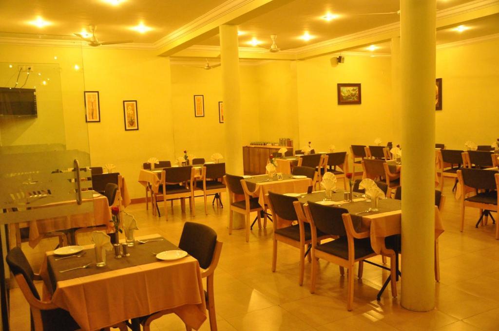 Hotel Le Ruchi The Prince Mysore Exteriör bild