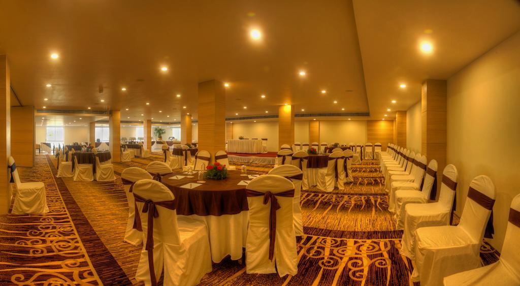 Hotel Le Ruchi The Prince Mysore Exteriör bild