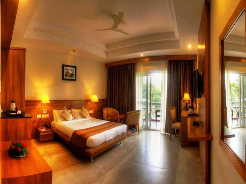 Hotel Le Ruchi The Prince Mysore Exteriör bild